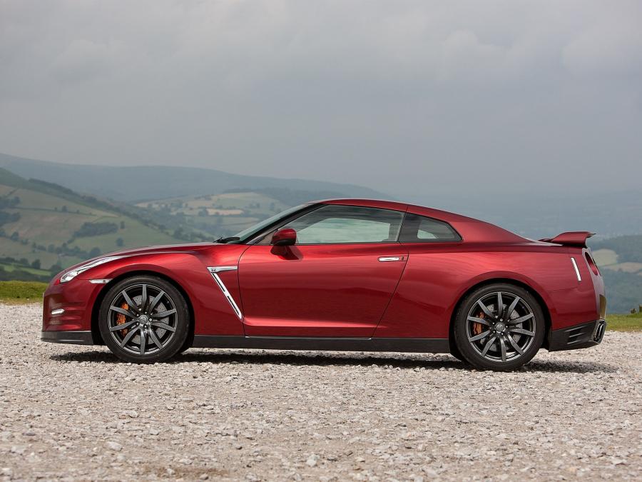  Nissan GT-R 2014 года  (UK) (фото 11 из 19)